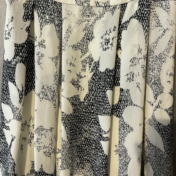 Le Chateu Dress - Picture 3 of 6